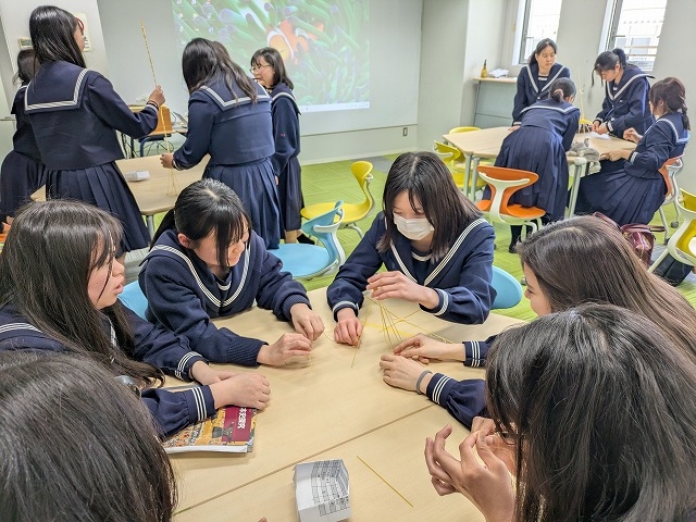 【国際教養コース】1・2年生　合同授業でチームワークを育む;
