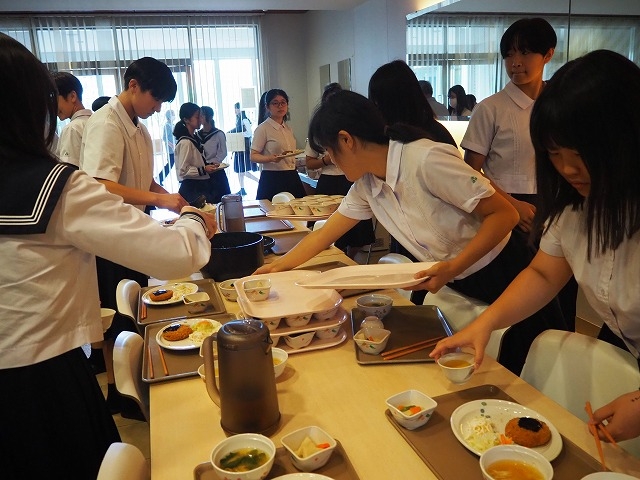 2学期の給食と食堂がはじまりました;