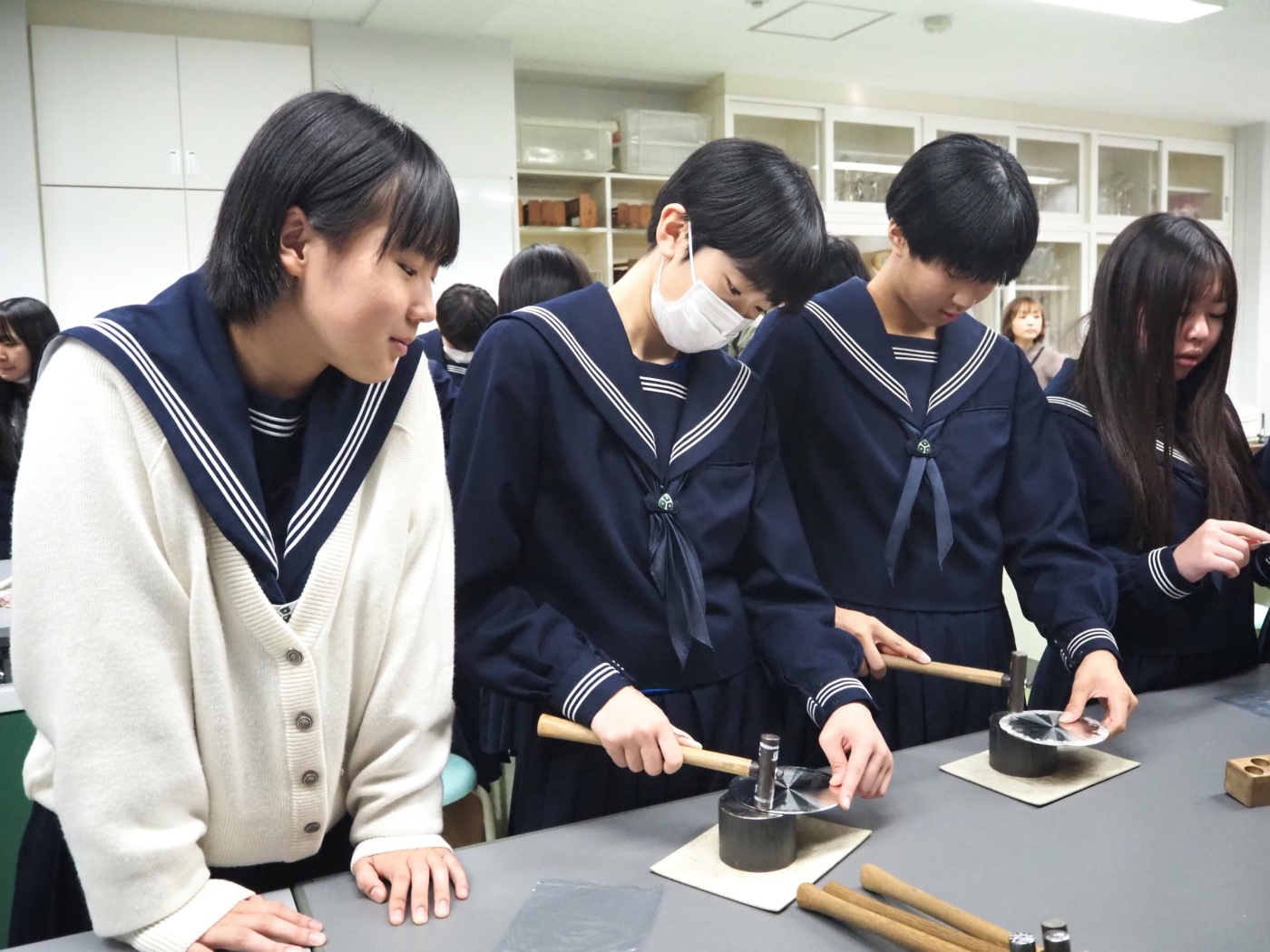 【中２】大阪の伝統的工芸品『錫器』;